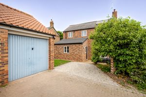 8 Fox Garth- click for photo gallery